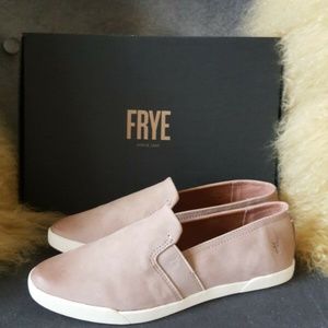 frye lisa slip taupe